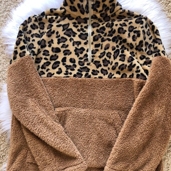 Sherpa half zip leopard pullover NWOT size M - Picture 2 of 3